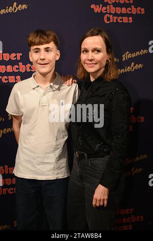 Schauspielerin Nadja Becker und Filmsohn Anton Noltensmeier kommt zur Premiere des 8. Kölner Weihnachtscircus *** Schauspielerin Nadja Becker und Filmsohn Anton Noltensmeier nehmen an der Premiere des 8. Kölner Weihnachtszirkus Teil Stockfoto