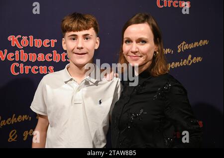 Schauspielerin Nadja Becker und Filmsohn Anton Noltensmeier kommt zur Premiere des 8. Kölner Weihnachtscircus *** Schauspielerin Nadja Becker und Filmsohn Anton Noltensmeier nehmen an der Premiere des 8. Kölner Weihnachtszirkus Teil Stockfoto