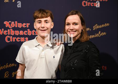 Schauspielerin Nadja Becker und Filmsohn Anton Noltensmeier kommt zur Premiere des 8. Kölner Weihnachtscircus *** Schauspielerin Nadja Becker und Filmsohn Anton Noltensmeier nehmen an der Premiere des 8. Kölner Weihnachtszirkus Teil Stockfoto