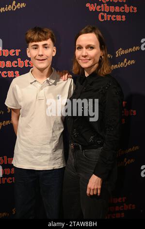 Schauspielerin Nadja Becker und Filmsohn Anton Noltensmeier kommt zur Premiere des 8. Kölner Weihnachtscircus *** Schauspielerin Nadja Becker und Filmsohn Anton Noltensmeier nehmen an der Premiere des 8. Kölner Weihnachtszirkus Teil Stockfoto