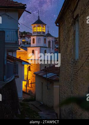 Enge romantische Straßen von Krusevo, Mazedonien bei Nacht. Blick auf die Altstadt bei Nacht Stockfoto