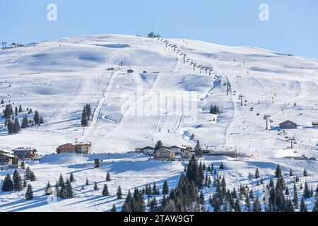 Blick auf den Berggipfel mit Skiliften in Königsleiten, Österreich an einem sonnigen Tag. Stockfoto