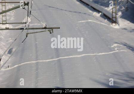 Tutzing, Bayern, Deutschland 03. Dezember 2023: Ein Wintertag in Tutzing Landkreis Starnberg. Hier der Blick auf die Bahnstrecke München - Garmisch-Partenkirchen der Werdenfelsbahn und MVV, MVG, S-Bahn, hier komplett schneebedeckte Schienen, Gleise, Geleise, da der Zugverkehr eingestellt war, keine Züge, wegen des Schneefalls, Schneechaos, Schienen unter einer Schneedecke, Zugverkehr eingestellt, links oben eine Oberleitung, Strom *** Tutzing, Bayern, Deutschland 03 Dezember 2023 Ein Wintertag im Stadtteil Tutzing Starnberg hier der Blick auf die Bahnstrecke München Garmisch Partenkirchen der Stadt Stockfoto