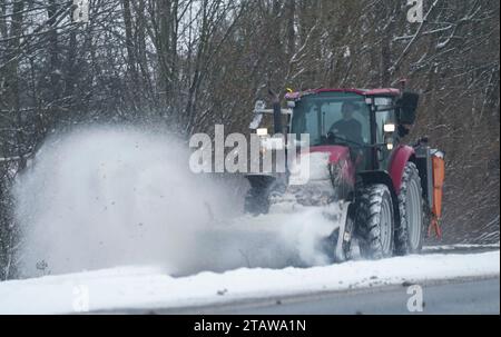 Der Traktor räumt die Straße von Schnee ab. Schneebedecktes Wetter auf Funen, Sonntag, 3. Dezember 2023. (Foto: Claus Fisker / Ritzau Scanpix) Stockfoto