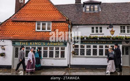 Dorking, Surrey, Großbritannien. Dezember 2023. Menschen in viktorianischer Kleidung im King Arms Pub, erwähnt im Roman Little Dorrit von Charles Dickens, in dem das Weihnachtsfest in Dorking Town Dickensian gefeiert wird. Quelle: Paul Quezada-Neiman/Alamy Live News Stockfoto