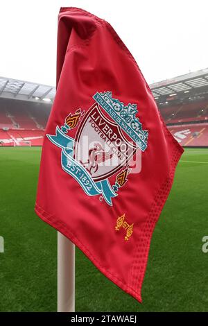 Liverpool, Großbritannien. Dezember 2023. Die Liverpool-Eckflagge bei einem nebeligen Anfield während des Premier League-Spiels Liverpool gegen Fulham in Anfield, Liverpool, Vereinigtes Königreich, 3. Dezember 2023 (Foto: Mark Cosgrove/News Images) Credit: News Images LTD/Alamy Live News Stockfoto