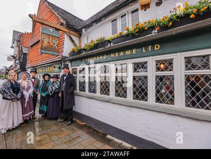 Dorking, Surrey, Großbritannien. Dezember 2023. Menschen in viktorianischer Kleidung im King Arms Pub, erwähnt im Roman Little Dorrit von Charles Dickens, in dem das Weihnachtsfest in Dorking Town Dickensian gefeiert wird. Quelle: Paul Quezada-Neiman/Alamy Live News Stockfoto