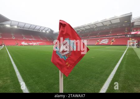 Liverpool, Großbritannien. Dezember 2023. Die Liverpool-Eckflagge bei einem nebeligen Anfield während des Premier League-Spiels Liverpool gegen Fulham in Anfield, Liverpool, Vereinigtes Königreich, 3. Dezember 2023 (Foto: Mark Cosgrove/News Images) in Liverpool, Vereinigtes Königreich am 12.03.2023. (Foto: Mark Cosgrove/News Images/SIPA USA) Credit: SIPA USA/Alamy Live News Stockfoto