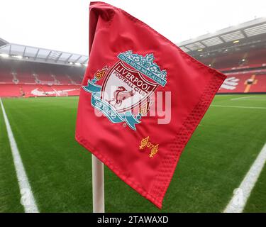 Liverpool, Großbritannien. Dezember 2023. Die Liverpool-Eckflagge bei einem nebeligen Anfield während des Premier League-Spiels Liverpool gegen Fulham in Anfield, Liverpool, Vereinigtes Königreich, 3. Dezember 2023 (Foto: Mark Cosgrove/News Images) in Liverpool, Vereinigtes Königreich am 12.03.2023. (Foto: Mark Cosgrove/News Images/SIPA USA) Credit: SIPA USA/Alamy Live News Stockfoto