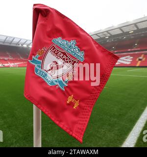 Liverpool, Großbritannien. Dezember 2023. Die Liverpool-Eckflagge bei einem nebeligen Anfield während des Premier League-Spiels Liverpool gegen Fulham in Anfield, Liverpool, Vereinigtes Königreich, 3. Dezember 2023 (Foto: Mark Cosgrove/News Images) in Liverpool, Vereinigtes Königreich am 12.03.2023. (Foto: Mark Cosgrove/News Images/SIPA USA) Credit: SIPA USA/Alamy Live News Stockfoto