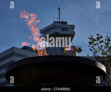 RBB Deutschland, Berlin, 22.11.2023, Mahnmal Ewige Flamme, Denkmal für die Opfer von Flucht und Vertreibung, im Hintergrund Gebäude des RBB Rundfunk Berlin/Brandenburg, Theodor-Heuss-Platz, Â *** RBB Germany, Berlin, 22 11 2023, Denkmal für die Ewige Flamme, Gedenkstätte für die Opfer von Flug und Vertreibung, im Hintergrundgebäude des RBB Rundfunk Berlin Brandenburg, Theodor Heuss Platz, Â Credit: Imago/Alamy Live News Stockfoto