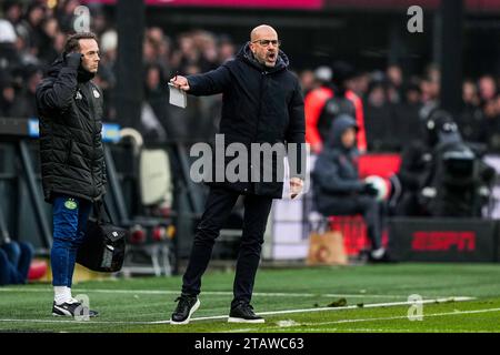 Rotterdam, Niederlande. Dezember 2023. Rotterdam - PSV Eindhoven Trainer Peter Bosz während des Eredivisie-Spiels zwischen Feyenoord und PSV am 3. Dezember 2023 im Stadion Feijenoord de Kuip in Rotterdam, Niederlande. Credit: Box to Box Pictures/Alamy Live News Stockfoto