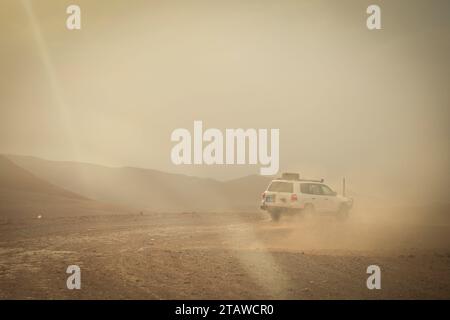 Blick auf eine Wüste mit Nebel und Sandsturm. Stockfoto