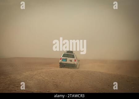 Blick auf eine Wüste mit Nebel und Sandsturm. Stockfoto