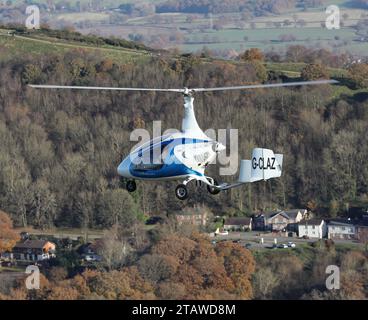 Air-to-Air-Fotos eines Cavalon-Autogyros, der in der Nähe der Malvern Hills geflogen wird Stockfoto