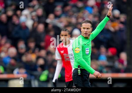 Rotterdam, Niederlande. Dezember 2023. ROTTERDAM, NIEDERLANDE - 3. DEZEMBER: Schiedsrichter Danny Makkelie Gesten während des niederländischen Eredivisie-Spiels zwischen Feyenoord und PSV im Stadion Feijenoord am 3. Dezember 2023 in Rotterdam, Niederlande (Foto: Rene Nijhuis/Orange Pictures) Credit: Orange Pics BV/Alamy Live News Stockfoto