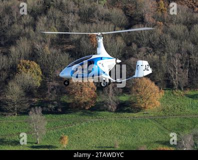 Air-to-Air-Fotos eines Cavalon-Autogyros, der in der Nähe der Malvern Hills geflogen wird Stockfoto