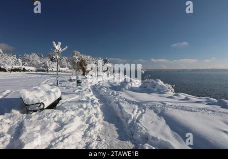 Tutzing, Bayern, Deutschland 03. Dezember 2023: Ein Wintertag mit viel Schnee und Sonne in Tutzing Landkreis Starnberg. Hier der Blick von der Brahmspromenade nach viel Schnee kam auf ein Winterwunderland, Schnee und Sonnenschein, Winterbild, Wetterbild, wandern, spazieren, Schneebedeckt, rechts der Starnberger See *** Tutzing, Bayern, Deutschland 03 Dezember 2023 Ein Wintertag mit viel Schnee und Sonne im Stadtteil Tutzing Starnberg hier kam der Blick von der Brahmspromenade nach viel Schnee auf ein Winterwunderland, Schnee und Sonnenschein, Winterbild, Wetterbild, Wandern, Wandern, Schneeko Stockfoto