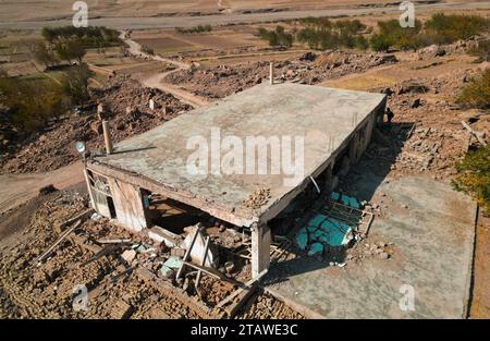 Ein Dorf, das durch ein starkes Erdbeben schwer beschädigt wurde. Herat, Afghanistan Stockfoto