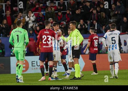 Pamplona, Spanien. Dezember 2023. Sport. Fußball/Fußball: Alex Remiro (1. Real Sociedad), Raul Garcia (23. CA Osasuna), Robin Le Normand (24. Real Sociedad), Takefusa Kubo (14. Real Sociedad), Juan Luis Pulido Santana (Spielschiedsrichter), Jon Olasagasti (16. Real Sociedad) und Igor Zubeldia (5. Real Sociedad) während des Fußballspiels La Liga EA Sports zwischen CA Osasuna und Real Sociedad spielte sie am 2. Dezember 2023 im El Sadar Stadion in Pamplona (Spanien). Kredit: Inigo Alzugaray/Cordon Press Kredit: CORDON PRESS/Alamy Live News Stockfoto
