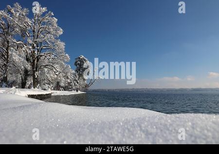 Tutzing, Bayern, Deutschland 03. Dezember 2023: Ein Wintertag mit viel Schnee und Sonne in Tutzing Landkreis Starnberg. Hier der Blick von der Brahmspromenade nach viel Schnee kam auf ein Winterwunderland, Schnee und Sonnenschein, Winterbild, Wetterbild, wandern, spazieren, Schneebedeckt, hier mit dem Starnberger See *** Tutzing, Bayern, Deutschland 03 Dezember 2023 Ein Wintertag mit viel Schnee und Sonne im Tutzing Stadtteil Starnberg hier kam der Blick von der Brahmspromenade nach viel Schnee auf ein Winterwunderland, Schnee und Sonnenschein, Winterbild, Wetterbild, Wandern, Wandern, Schnee- Stockfoto