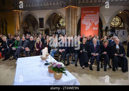 Brot für die Welt eroeffnet seine bundesweite Spendenaktion am 1. Advent 3. Dezember 2023 in Leipzig. Unter dem Motto Wandel saeen startete die 65. Aktion mit einem Gottesdienst in der Peterskirche. Im Foto vom 03.12.2023: 8.v.l.n.r. Hans Ulrich Anke, Praesident des Kirchenamtes der EKD, Peter Nyorsok, Direktor Anglican Development Services North Rift Region Kenia, Dr. Dagmar Pruin, Praesidentin Brot für die Welt, Joachim Gauck, Bundespraesident a.D., seine Partnerin Daniela Schadt und Tobias Bilz r, Landesbischof der EV.-Luth. Landeskirche Sachsens. Siehe epd-Meldung vom 03.12.2023 EDITORIAL Stockfoto