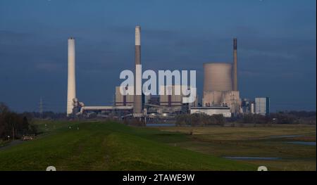 Kraftwerk Voerde, Industrieanlage Kühlturm des Kraftwerks Voerde, einen Tag vor der Sprengung. Das Kraftwerk Voerde ist ein seit Ende Maerz 2017 stillgelegtes Steinkohlekraftwerk die vier Kraftwerksbloecke West I und II, Voerde A und B hatten zusammen eine installierte Leistung Bruttoleistung von 2234 Megawatt es war damit das groesste Kraftwerk des Betreibers STEAG. Voerde Moellen Deutschland/deutschland Nordrhein-Westfalen/Nordrhein-rhin *** Voerde-Kraftwerk, Industriekühlturm des Kraftwerks Voerde, einen Tag vor dem Abbruch das Kraftwerk Voerde ist ein Steinkohlekraftwerk Stockfoto