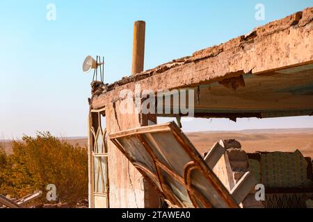 Ein Dorf, das durch ein starkes Erdbeben schwer beschädigt wurde. Herat, Afghanistan Stockfoto