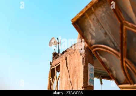 Ein Dorf, das durch ein starkes Erdbeben schwer beschädigt wurde. Herat, Afghanistan Stockfoto