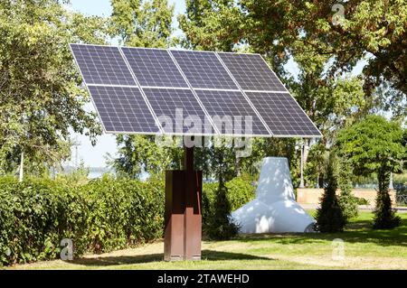 Solarpaneele im öffentlichen Park. Sonnenkollektor, Photovoltaik, alternative Stromquelle Stockfoto