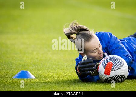 ZEIST - Daphne van Domselaar während des Trainings der niederländischen Mannschaft zur Vorbereitung des Spiels in der Nationalliga gegen Belgien. Die niederländische Mannschaft muss die Gruppe gewinnen, um sich für die Olympischen Spiele 2024 in Paris zu qualifizieren. ANP KOEN VAN WEEL Credit: ANP/Alamy Live News Stockfoto