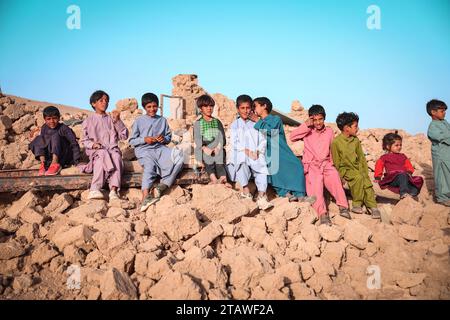 Trauriges Foto von den Erdbebenopfern in Herat, von den Erdbebenopfern betroffen. Herat, Afghanistan - 9. Oktober 2023 Stockfoto