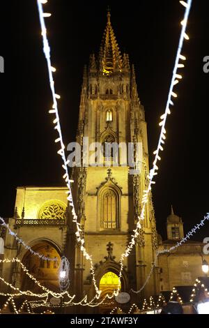 Oviedo, Spanien, 2. Dezember 2023: Die Fassade der Kathedrale von Oviedo während der Weihnachtsbeleuchtung und des Weihnachtsmarktes am 2. Dezember 2023 in Oviedo, Spanien. Quelle: Alberto Brevers / Alamy Live News. Stockfoto