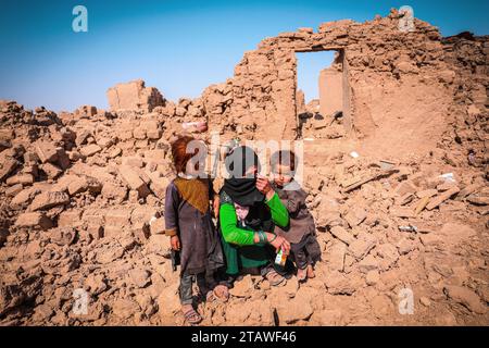 Trauriges Foto von den Erdbebenopfern in Herat, von den Erdbebenopfern betroffen. Herat, Afghanistan - 9. Oktober 2023 Stockfoto