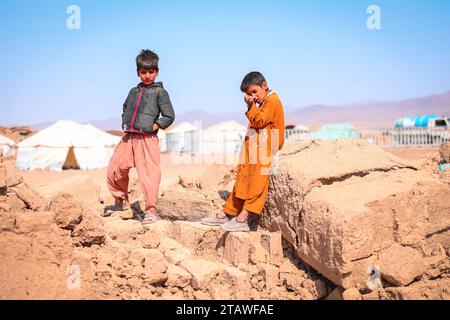 Trauriges Foto von den Erdbebenopfern in Herat, von den Erdbebenopfern betroffen. Herat, Afghanistan - 9. Oktober 2023 Stockfoto