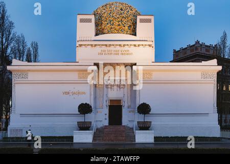 Das Wiener Secessionsgebäude ist ein ikonisches Zeugnis der Jugendstilbewegung. Diese Architektur wurde 1897 von Joseph Maria Olbrich entworfen Stockfoto