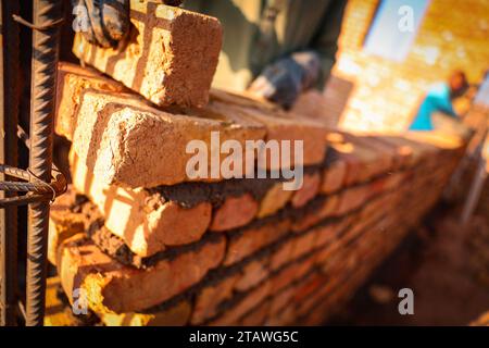 Ziegel und Bauelemente eines Gebäudes. Stockfoto