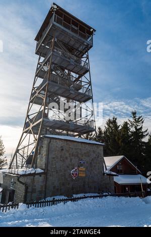 Aussichtsturm auf dem Hügel Velka Cantoryje in den Bergen der Slezske Beskiden an der tschechisch-polnischen Grenze im Winter Stockfoto