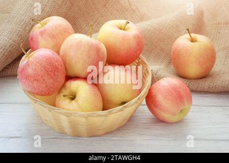 Leckere Rote Und Gelbe Äpfel. Frische Früchte Auf Dem Hölzernen Weißen Hintergrund Im Korb. Stockfoto