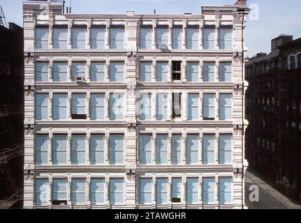 Das Original-Trompe-L’Oiel-Wandgemälde in der Prince Street 112 in Soho von Richard Haas. Es wurde seither renoviert. Es wurde auf eine Wand gemalt, die bis auf zwei Fenster leer war und das Muster der Vorderseite des Gebäudes nachahmt. Stockfoto