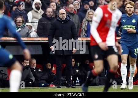 ROTTERDAM - PSV Eindhoven Trainer Peter Bosz während des niederländischen Eredivisie-Spiels zwischen Feyenoord und PSV am 3. Dezember 2023 im Feyenoord Stadium de Kuip in Rotterdam, Niederlande. ANP MAURICE VAN STEEN Stockfoto