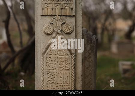 Friedhof in grüner Umgebung, mit einem arabischen Satz auf dem Grab | Foto eines islamischen Grabes. Stockfoto