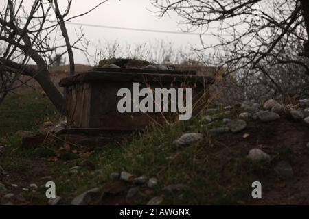 Friedhof in grüner Umgebung, mit einem arabischen Satz auf dem Grab | Foto eines islamischen Grabes. Stockfoto