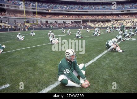 Ein Bild aus dem Jahr 1978 von den New York Jets, die sich vor einem NFL-Fußballspiel im Shea Stadium in Flushing, Queens, New York, ausdehnen und aufwärmen. Der Spieler im Vordergrund ist Sicherheit, Ken Schroy. Stockfoto