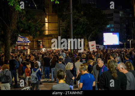 Tel Aviv, Israel, 2. Dezember 2023 Tausende Israelis versammeln sich auf dem Platz der Entführten, um alles zu tun, um sie nach Hause zu bringen Stockfoto