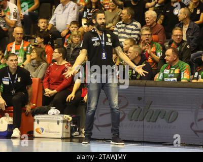 Cheftrainer Bennet Wiegert (SCM) - Handball Bundesliga Saison 2023-24 SC Magdeburg V ThSV Eisenach am 19.11.2023 in der GETEC Arena Magdeburg Stockfoto