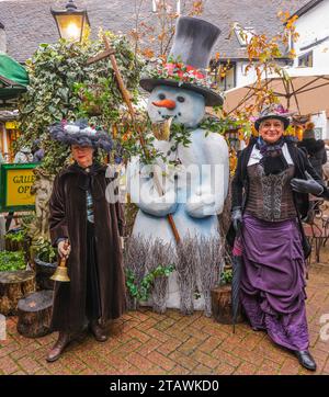 Dorking, Surrey, Großbritannien. Dezember 2023. Menschen in viktorianischer Kleidung feiern die Weihnachtsfeier mit dem Thema Dorking Town Dickensian. Quelle: Paul Quezada-Neiman/Alamy Live News Stockfoto