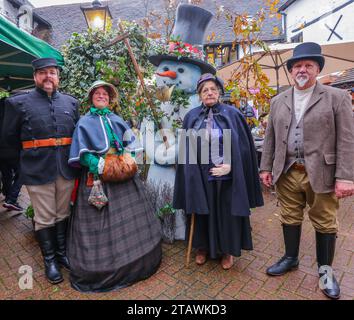 Dorking, Surrey, Großbritannien. Dezember 2023. Menschen in viktorianischer Kleidung feiern die Weihnachtsfeier mit dem Thema Dorking Town Dickensian. Quelle: Paul Quezada-Neiman/Alamy Live News Stockfoto