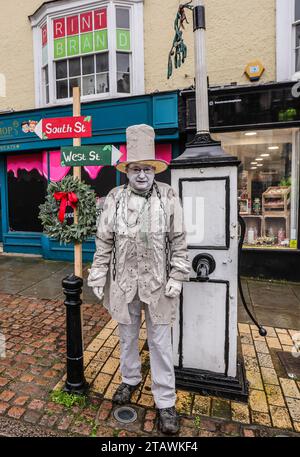 Dorking, Surrey, Großbritannien. Dezember 2023. A. Ghost of Christmas Carol feiert das Weihnachtsfest in Dorking Town Dickensian. Quelle: Paul Quezada-Neiman/Alamy Live News Stockfoto