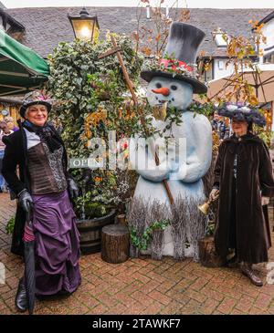 Dorking, Surrey, Großbritannien. Dezember 2023. Menschen in viktorianischer Kleidung feiern die Weihnachtsfeier mit dem Thema Dorking Town Dickensian. Quelle: Paul Quezada-Neiman/Alamy Live News Stockfoto